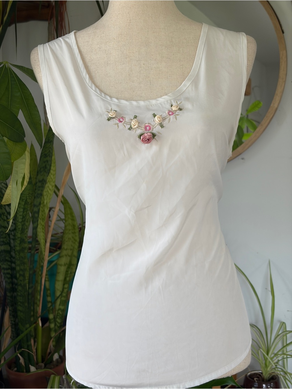 Vintage Impressions of California Floral Ribbon Embroidered Tank Top White L